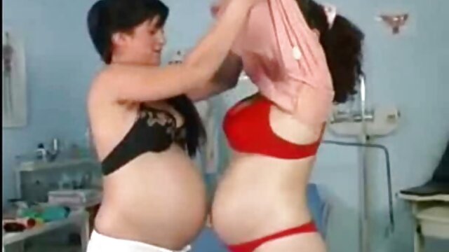 Sua figlia con fat gay porno le gambe dritte in cucina