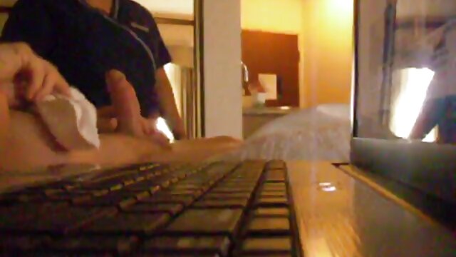 Side runners, ella porn una ragazza in bagno