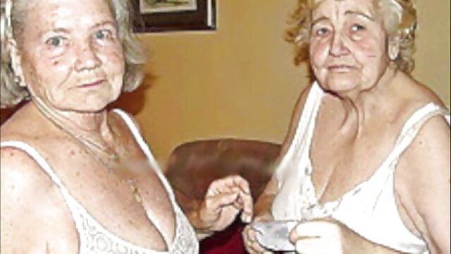 Giovani belle donne con piccole imprecazioni pompino ingoio