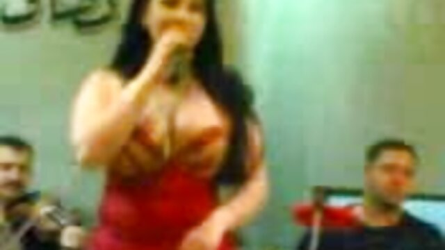 Bella giovane mamma va porno facial in cima